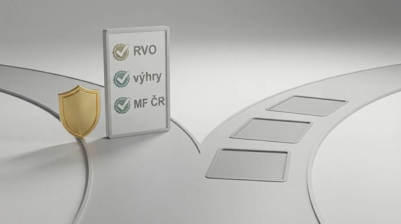 Rozcestník dvou cest — vlevo CZ licence s klíčovými ochranami (RVO, právní vymahatelnost, dohled MF ČR), vpravo offshore s prázdnými kolonkami